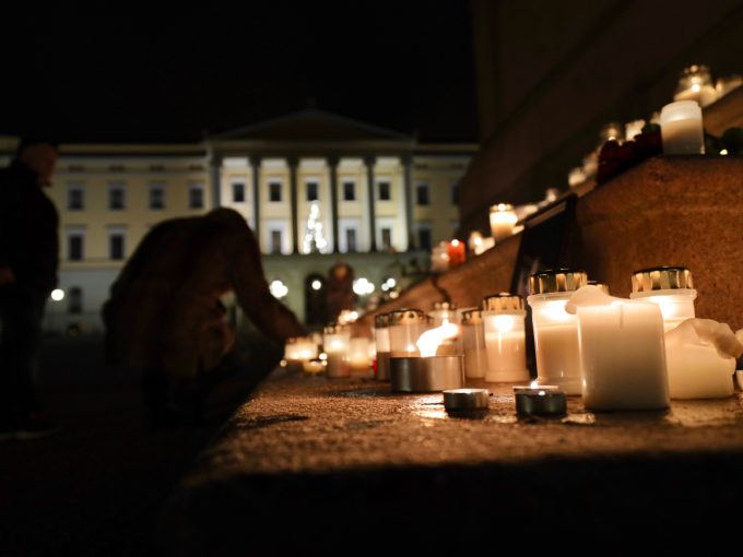 Mange har tent lys på Slottsplassen til minne om Ari Behn. Foto: Ørn E. Borgen / NTB scanpix